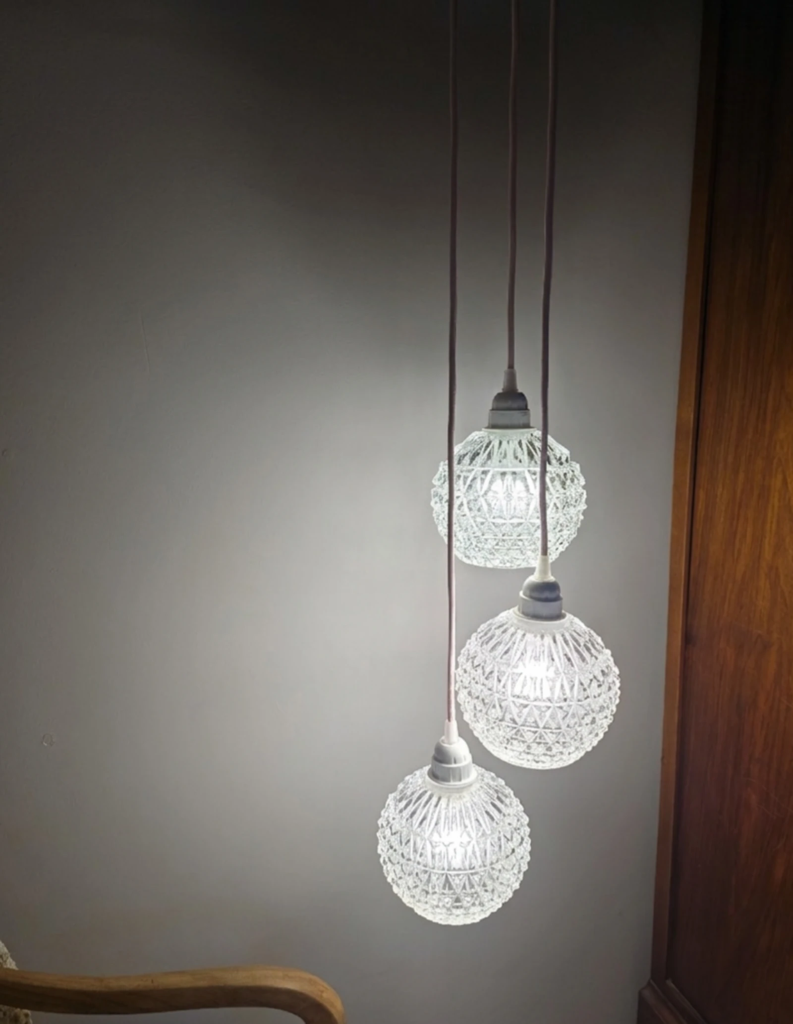 Suspensión cascade tres globos en vidrio cincelado vintage hilo rosa y elementos eléctricos blancos – photo 6